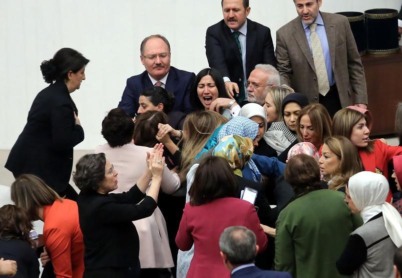 AK Partili Enç, TBMMdeki olayı anlattı