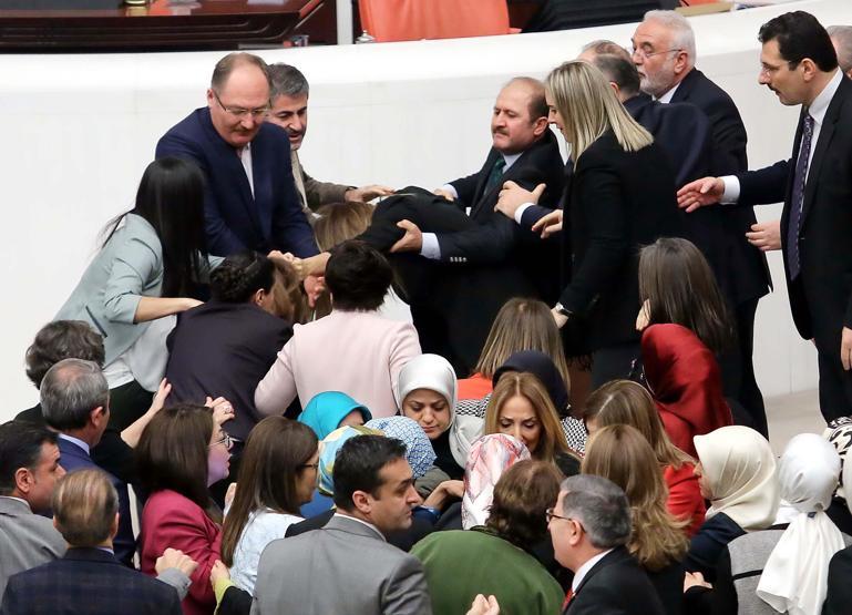 AK Partili Enç, TBMMdeki olayı anlattı