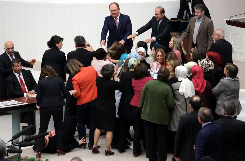 AK Partili Enç, TBMMdeki olayı anlattı