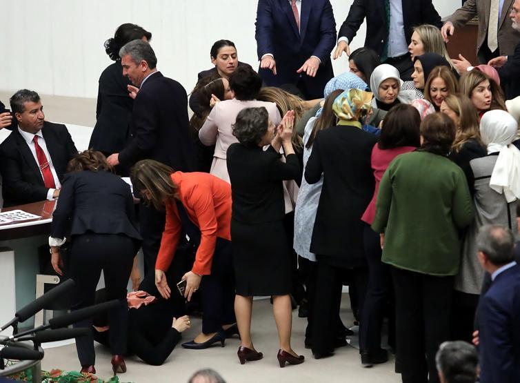 AK Partili Enç, TBMMdeki olayı anlattı
