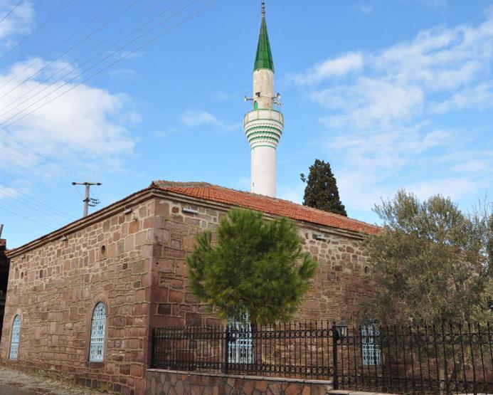 Camiyi Athena Tapınağının taşlarıyla yapmışlar