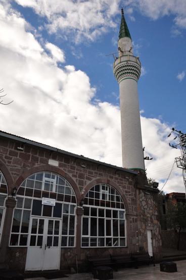 Camiyi Athena Tapınağının taşlarıyla yapmışlar