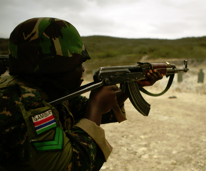 Gambiyada OHAL krizi: Ülkeyi terk ediyorlar