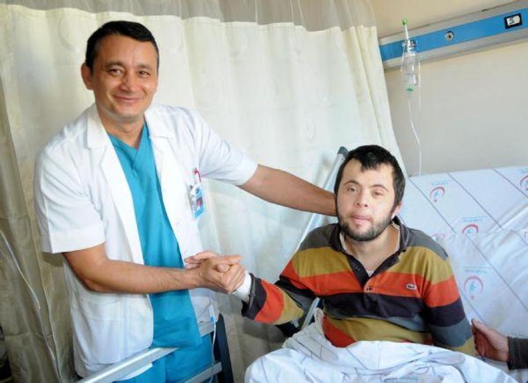 Midesinde 6 çivi, 4 çatal çıkarıldı