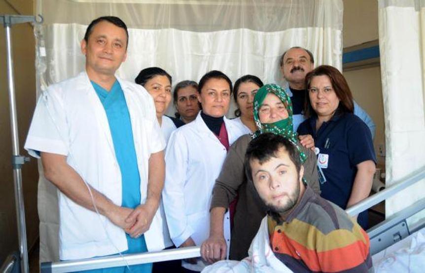 Midesinde 6 çivi, 4 çatal çıkarıldı