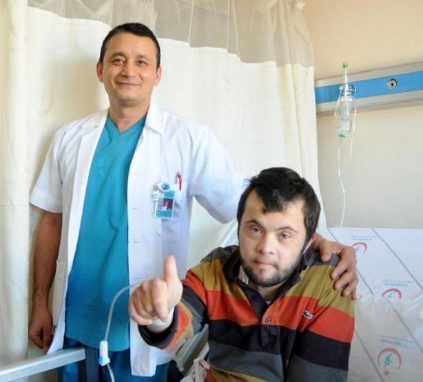 Midesinde 6 çivi, 4 çatal çıkarıldı