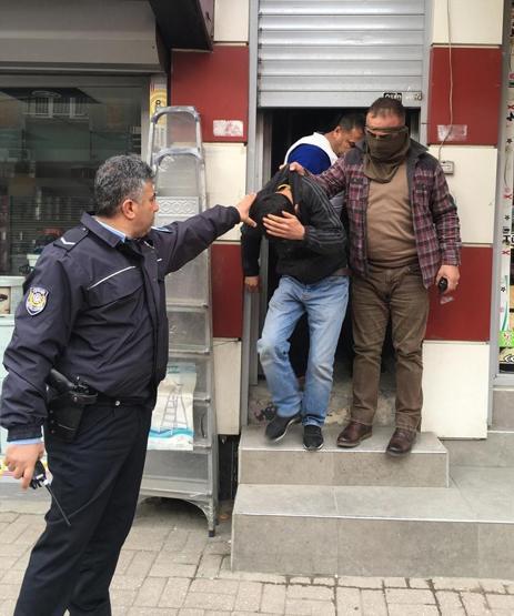 Adanada saldırı hazırlığı yapan şüpheliler çatıda yakalandı