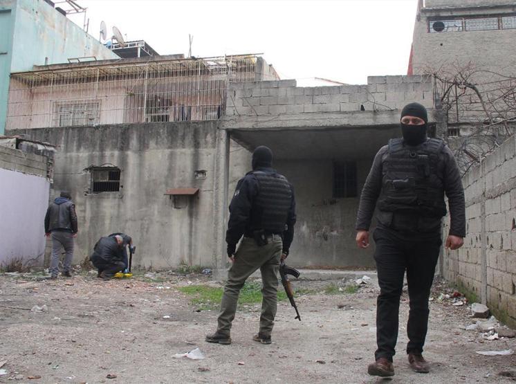Adanada saldırı hazırlığı yapan şüpheliler çatıda yakalandı