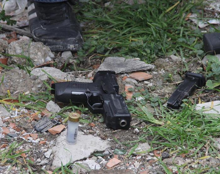 Adanada saldırı hazırlığı yapan şüpheliler çatıda yakalandı