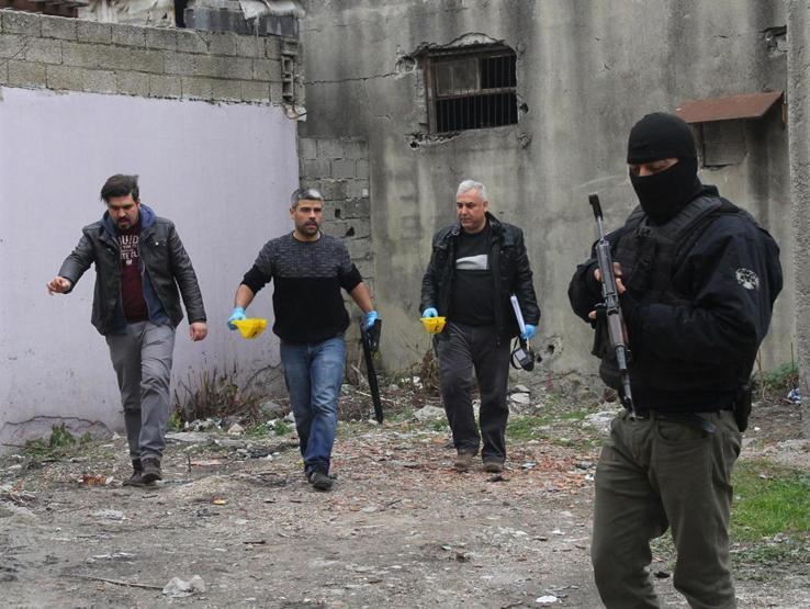 Adanada saldırı hazırlığı yapan şüpheliler çatıda yakalandı