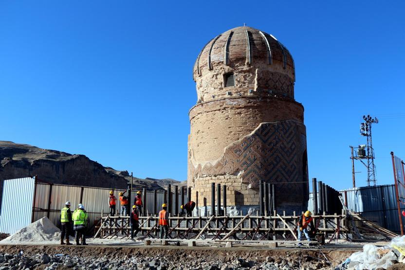 Tarihi türbe 2 kilometre taşınacak