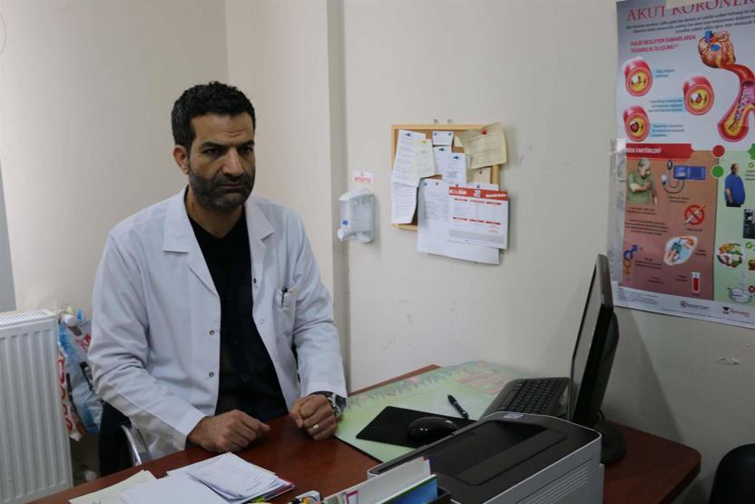 Doktoru dövüp, bıçakla saldırdılar