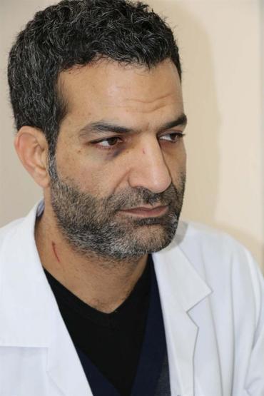 Doktoru dövüp, bıçakla saldırdılar