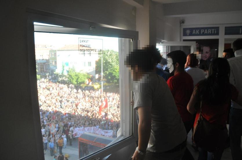 AK Parti binasını tahrip eden 28 kişiye hapis cezası