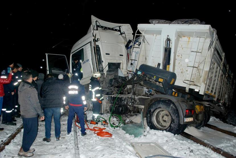 Yolcu treni TIRa çarptı: 1 ölü, 11 yaralı