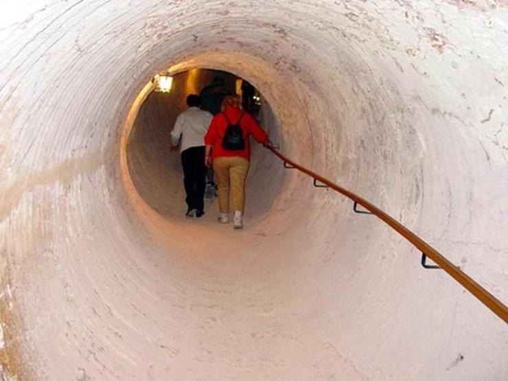 Bu deliğin altında binlerce insan yaşıyor
