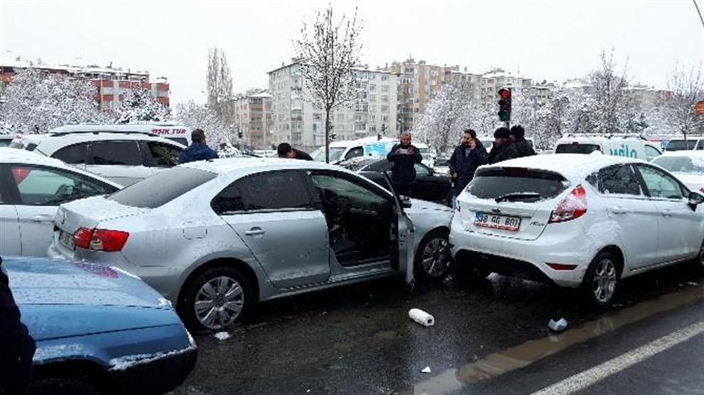 Dur ihtarına uymayınca polis ateş açtı
