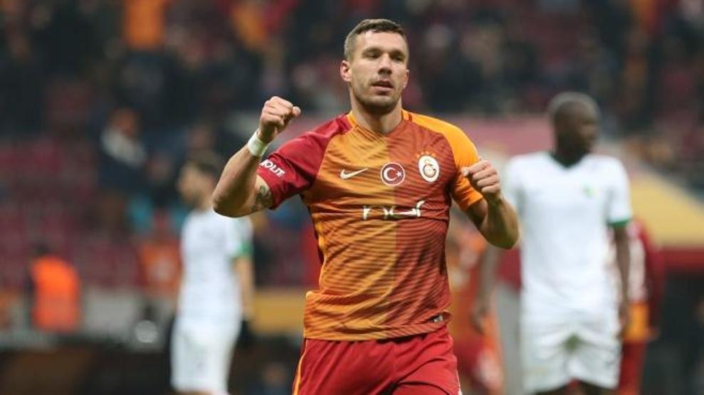 Lukas Podolskiden Fenerbahçeye gönderme