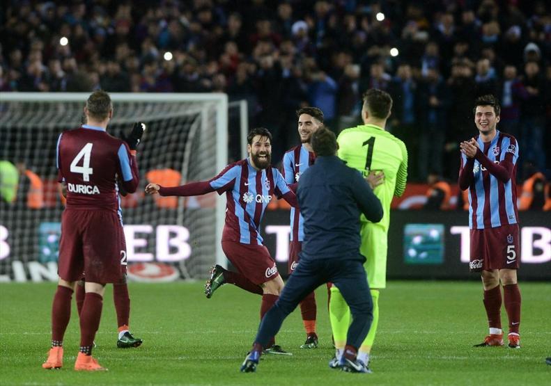 Trabzonspor galibiyeti kolbastı ile kutladı