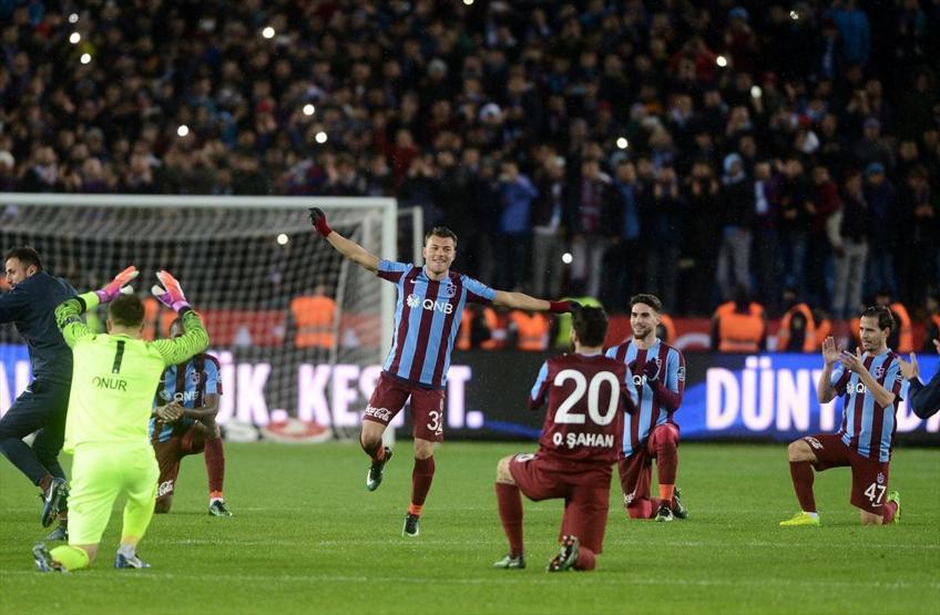 Trabzonspor galibiyeti kolbastı ile kutladı