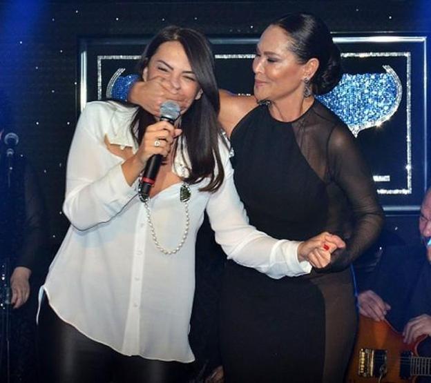 Hülya Avşar’ın kıyafeti geceye damga vurdu