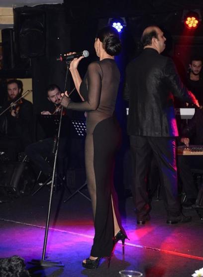 Hülya Avşar’ın kıyafeti geceye damga vurdu