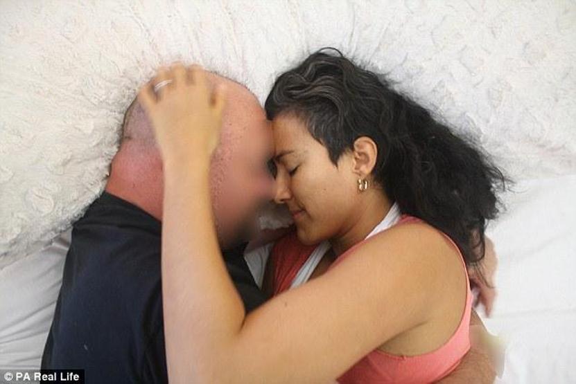 Saatte 80 dolara insanlara sarılıyor