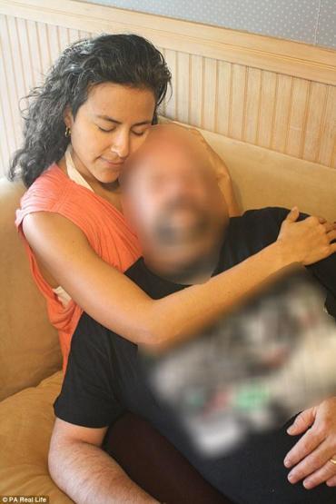 Saatte 80 dolara insanlara sarılıyor