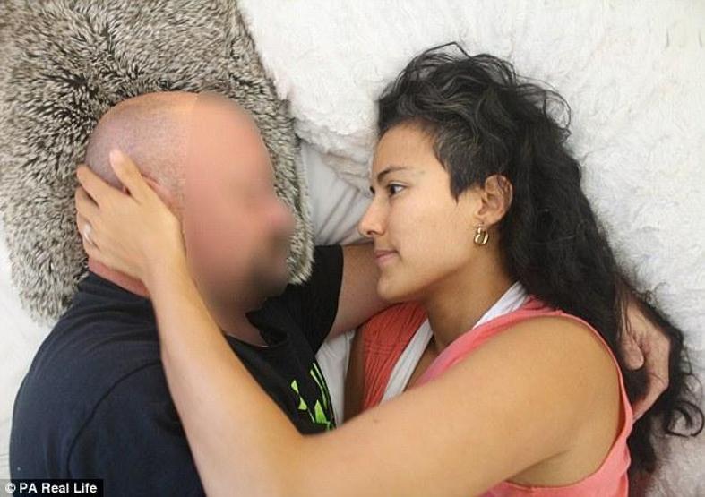 Saatte 80 dolara insanlara sarılıyor