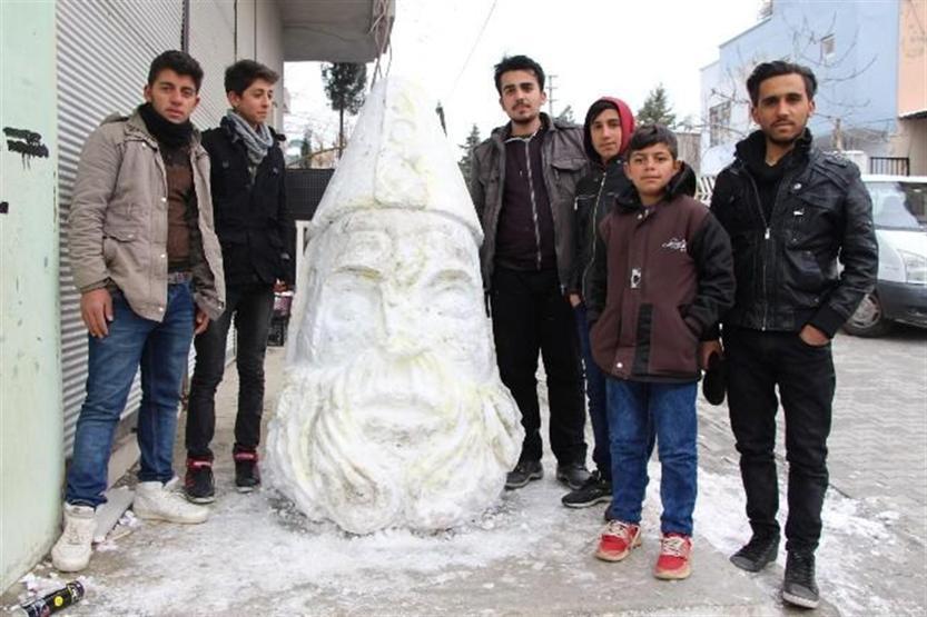 Adıyamanlılar kardan Nemruttaki Zeus heykelinin benzerini yaptı