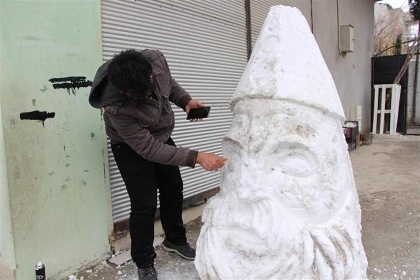 Adıyamanlılar kardan Nemruttaki Zeus heykelinin benzerini yaptı