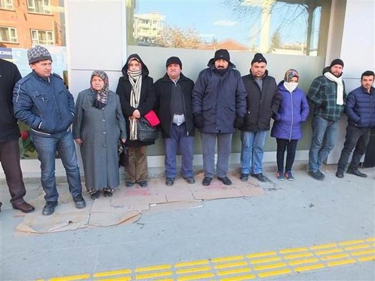 Ev alabilmek için 14 kişi 4 gündür kuyrukta bekliyor