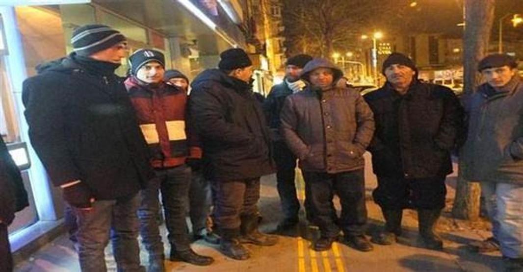 Ev alabilmek için 14 kişi 4 gündür kuyrukta bekliyor