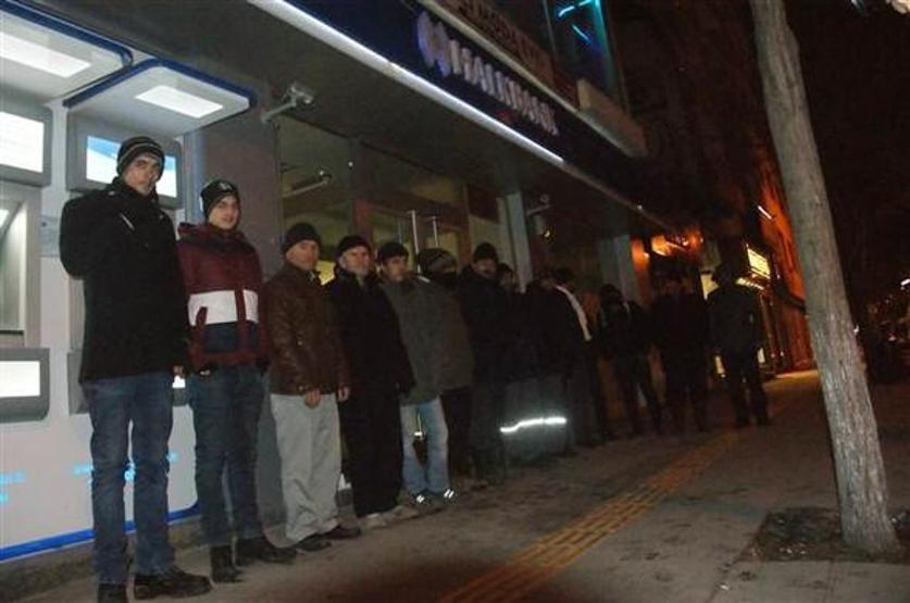 Ev alabilmek için 14 kişi 4 gündür kuyrukta bekliyor