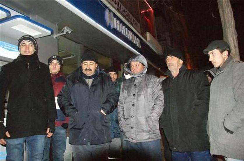 Ev alabilmek için 14 kişi 4 gündür kuyrukta bekliyor