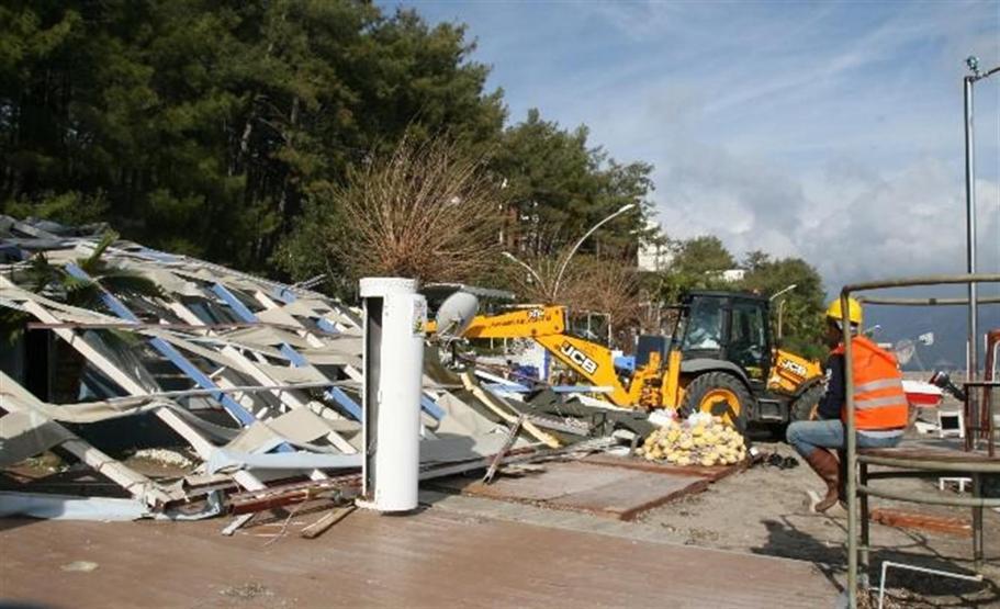 Marmaris’te sahildeki kaçak yapılar yıkılıyor