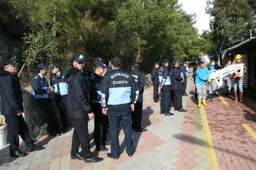 Marmaris’te sahildeki kaçak yapılar yıkılıyor