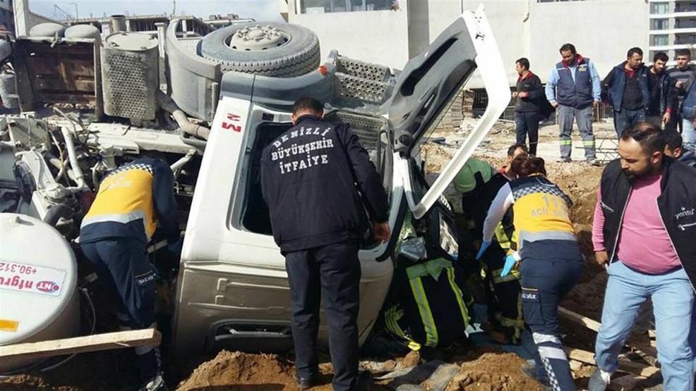 Denizlide beton mikseri devrildi