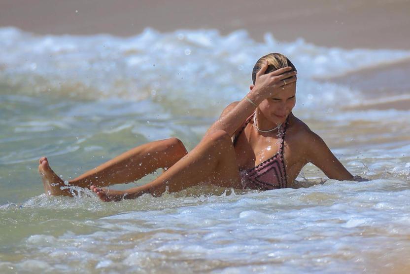 Hailey Baldwin Hawaiide