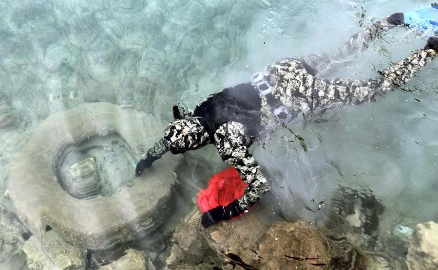 Bodrumda hummalı deniz dibi temizliği çalışması