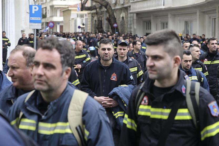 İtfaiyeciler bakanlık binasını işgal etti