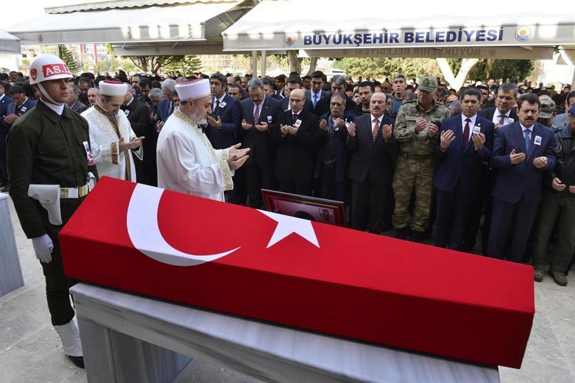 Şehit eşini asker selamı ile uğurladı