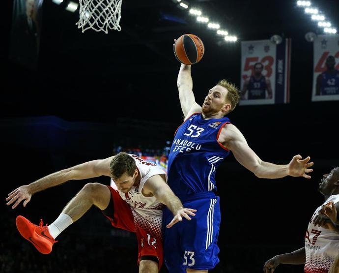 Anadolu Efes 19 sayı geriden geldi