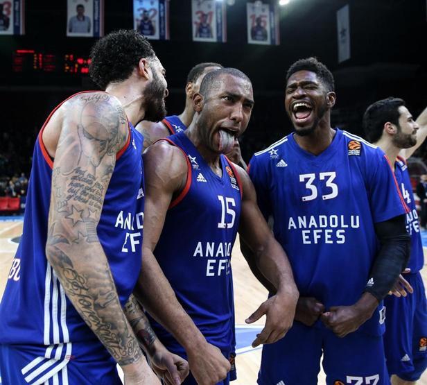 Anadolu Efes 19 sayı geriden geldi