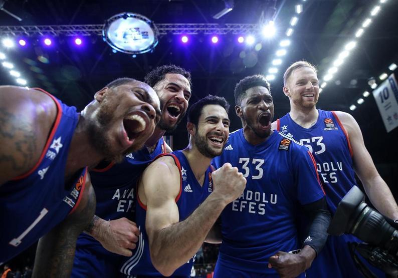 Anadolu Efes 19 sayı geriden geldi