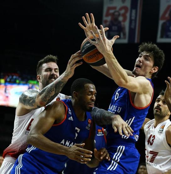 Anadolu Efes 19 sayı geriden geldi