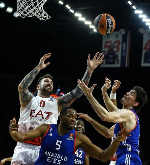 Anadolu Efes 19 sayı geriden geldi