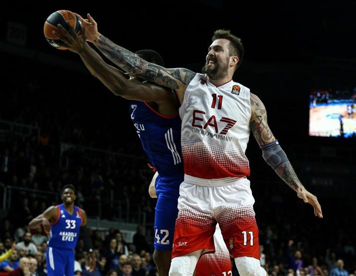 Anadolu Efes 19 sayı geriden geldi