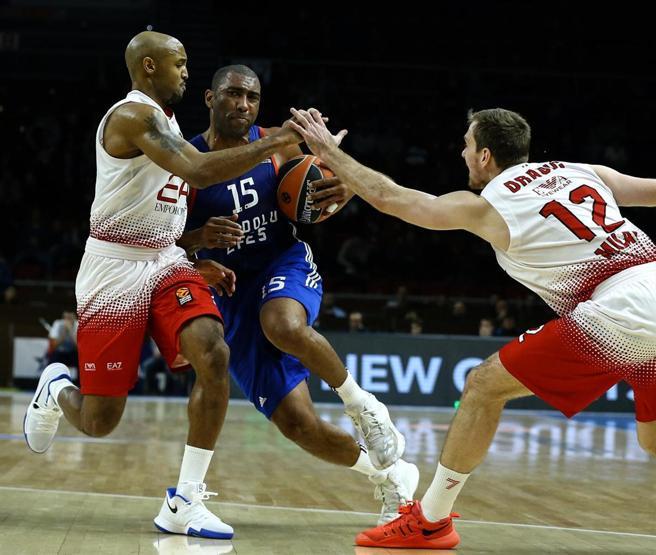 Anadolu Efes 19 sayı geriden geldi