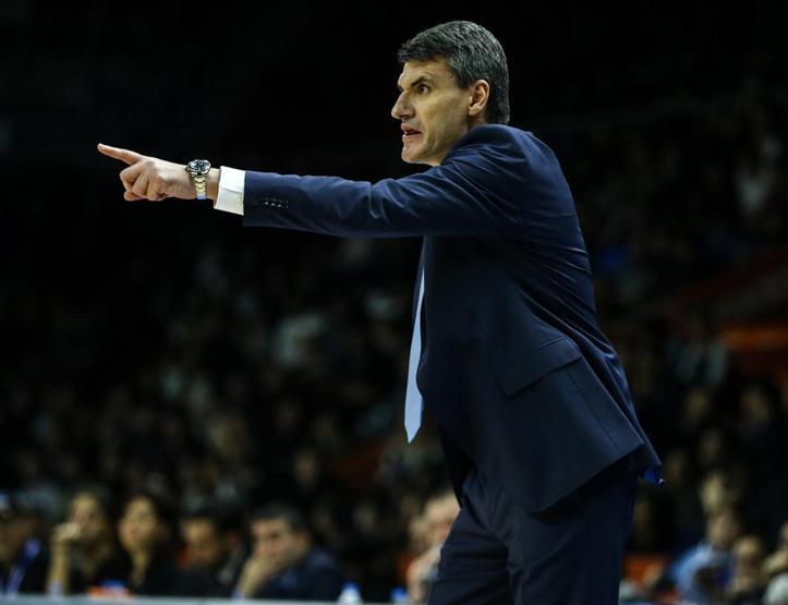 Anadolu Efes 19 sayı geriden geldi